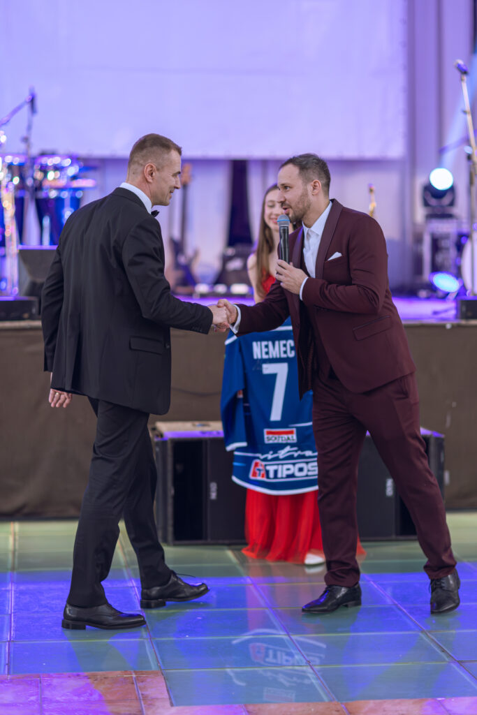 Úspešný dražiteľ Pavol a marketingový riaditeľ HK Nitra Robert Kmeťo