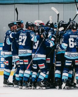 FOTKY ZO ZÁPASU
HK Nitra 🆚 HK Poprad 4:2
#hknitra #vkazdomznasjeNitra #100rokov #mambielomodresrdce #hokejvnitre